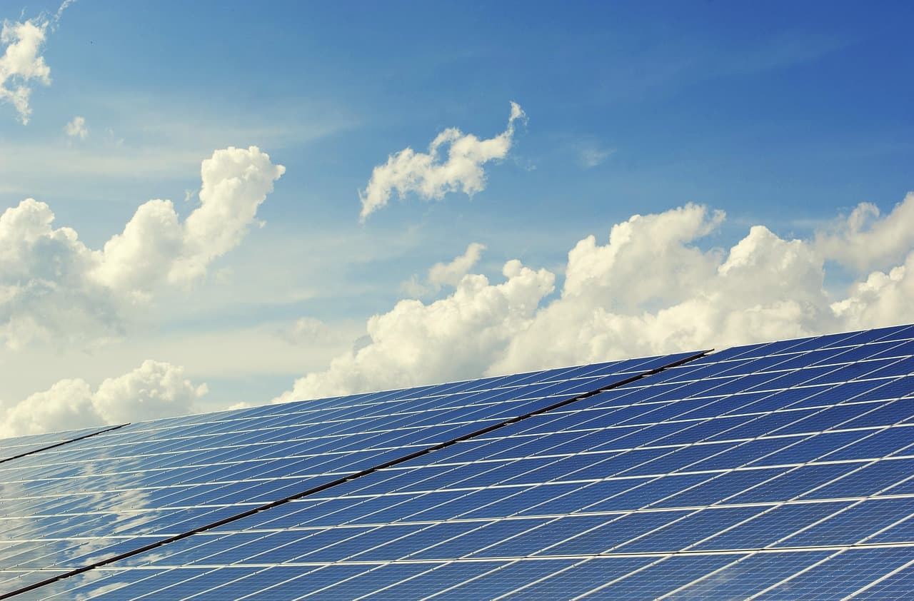 Jakie projekty domów energooszczędnych warto rozważyć?